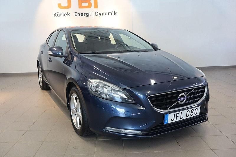 Blå Begagnad 2015 Volvo V40 Kinetic Kombi | 109 900 kr (Bra pris) - Bild 1/4