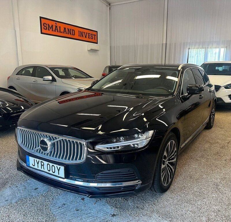 Svart Begagnad 2023 Volvo V90 Core Kombi | 385 000 kr (Marknadspris) - Bild 1/2