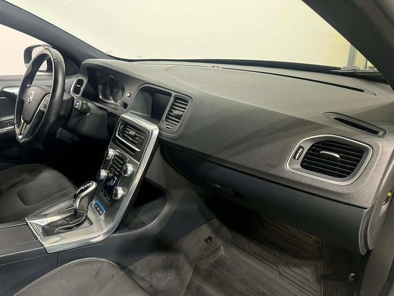 Begagnad Volvo V60 Momentum 231 HK (169 kW) 2017 Svart Kombi