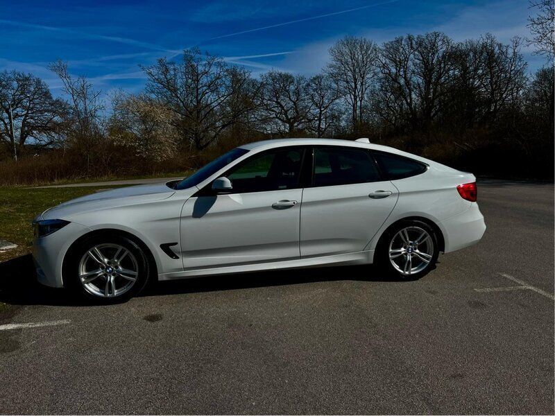 Vit Begagnad 2019 BMW 320 Gran Turismo M Sport Sedan | 250 000 kr (Marknadspris) - Bild 1/4