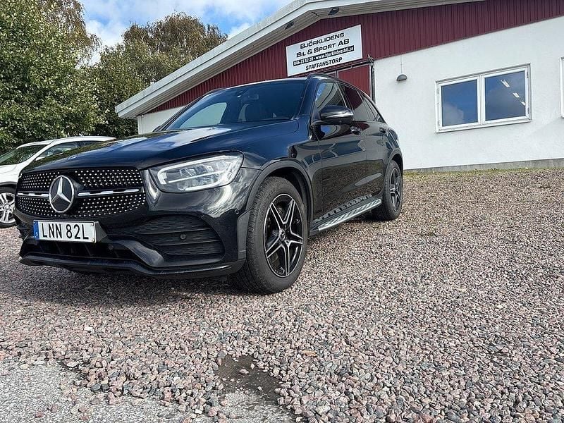 Svart Begagnad 2019 Mercedes GLC200 AMG line SUV | 329 000 kr (Bra pris) - Bild 1/4