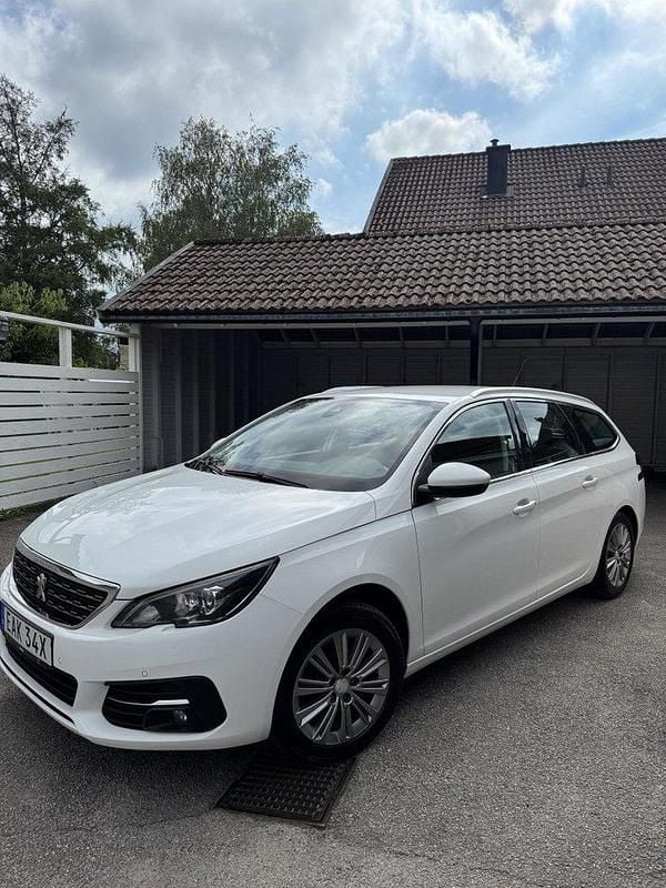 Vit Begagnad 2020 Peugeot 308 Allure Kombi | 122 000 kr (Marknadspris) - Bild 1/4