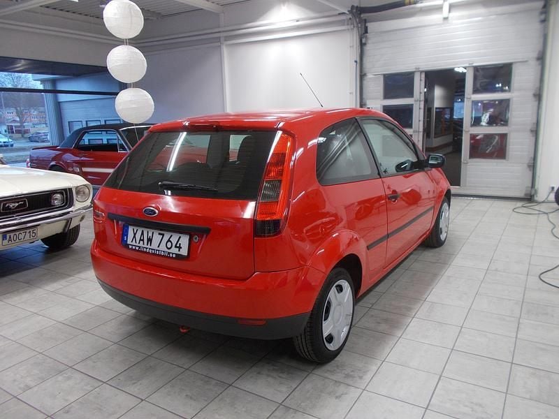 Begagnad Ford Fiesta 2006 Röd Halvkombi