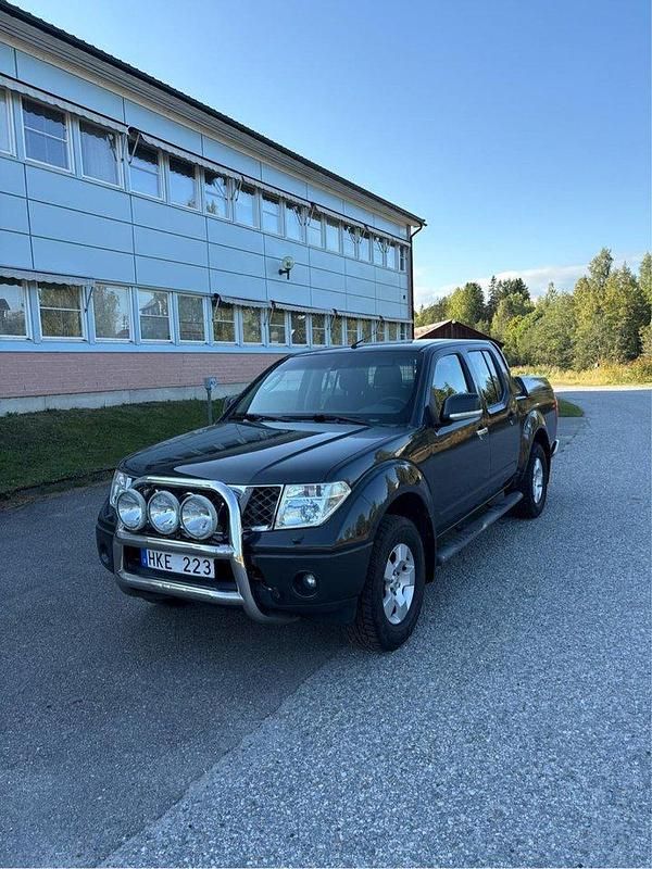 Grå Begagnad 2008 Nissan Navara Pickup | 65 000 kr (Marknadspris) - Bild 1/4
