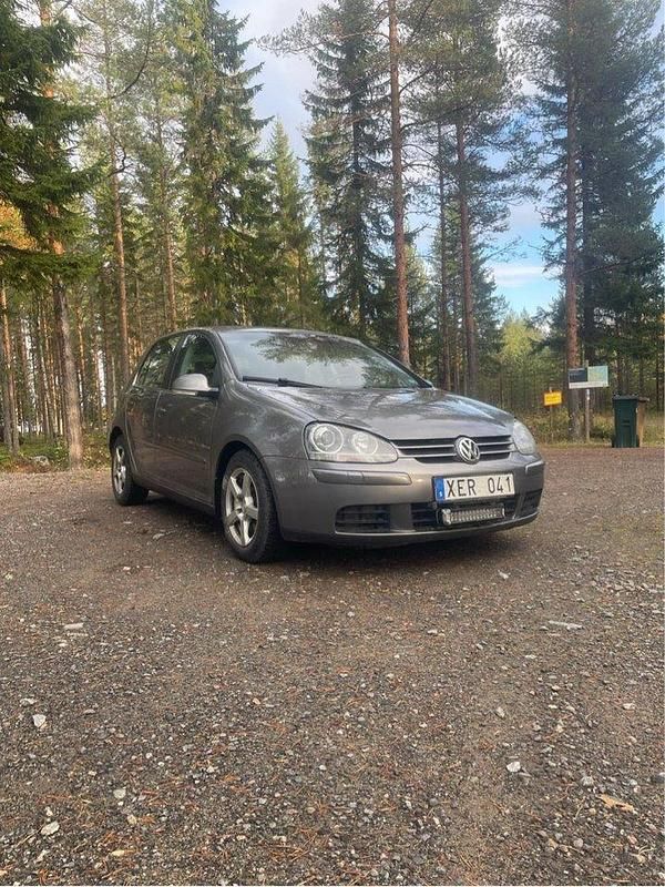 Grå Begagnad 2006 VW Golf V Sportline Halvkombi | 39 900 kr (Lite dyr) - Bild 1/4
