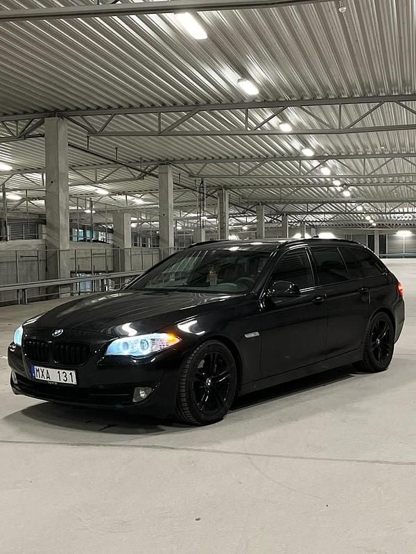 Begagnad BMW 525 270 HK (198 kW) 2012 Svart Kombi