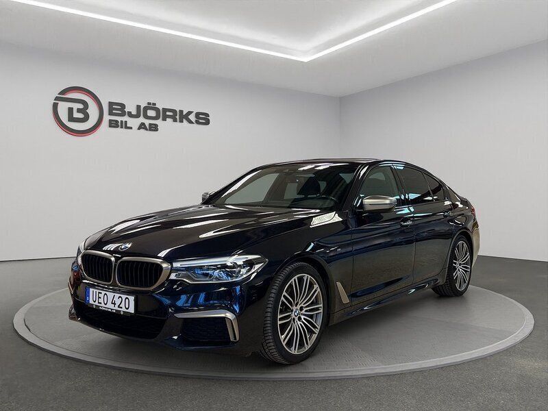 Mörkblå Begagnad 2018 BMW M550 Sedan | 458 500 kr (Marknadspris) - Bild 1/4