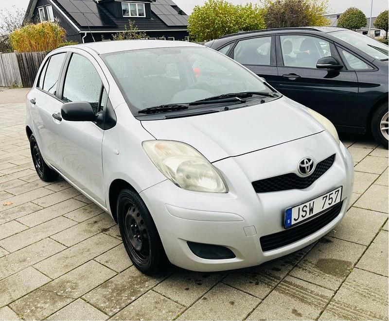Silver Begagnad 2009 Toyota Yaris Halvkombi | 29 000 kr (Marknadspris) - Bild 1/4