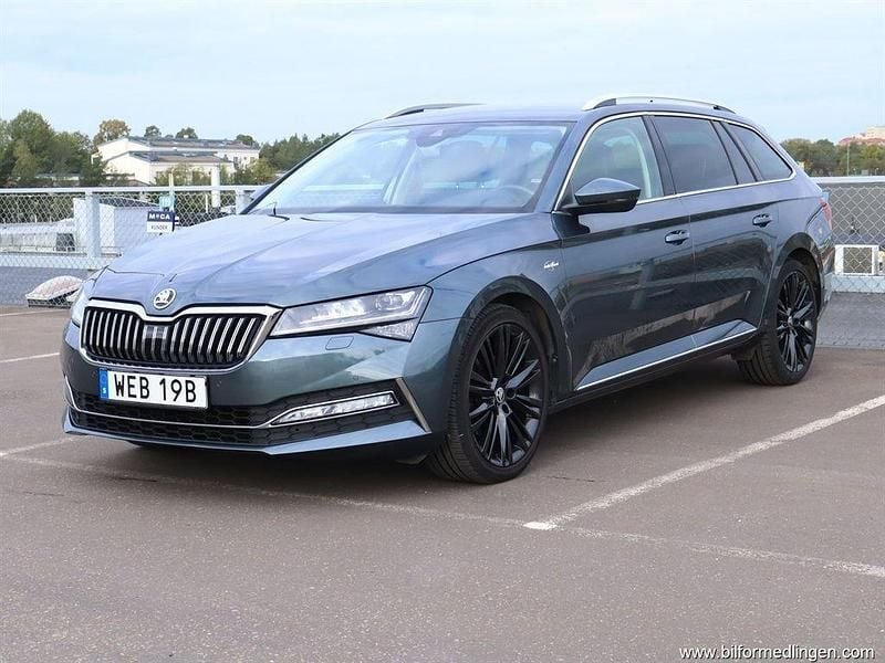 Grå samma som bilen Begagnad 2019 Skoda Superb LAURIN & KLEMENT Kombi | 294 500 kr (Marknadspris) - Bild 1/4