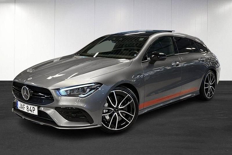 Mörkgrå (grey) Begagnad 2023 Mercedes CLA35 AMG Night Halvkombi | 489 900 kr - Bild 1/4