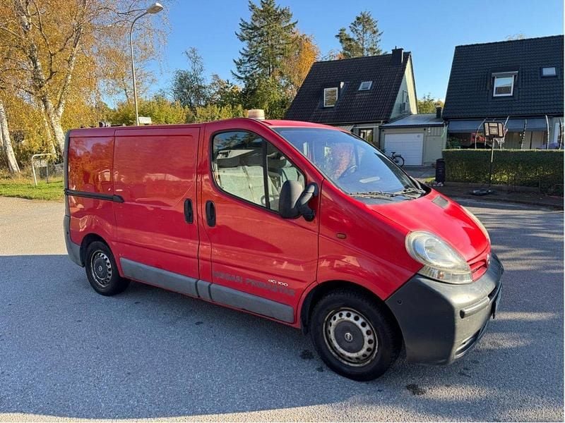 Röd Begagnad 2004 Nissan Primastar Minibuss | 39 000 kr - Bild 1/4
