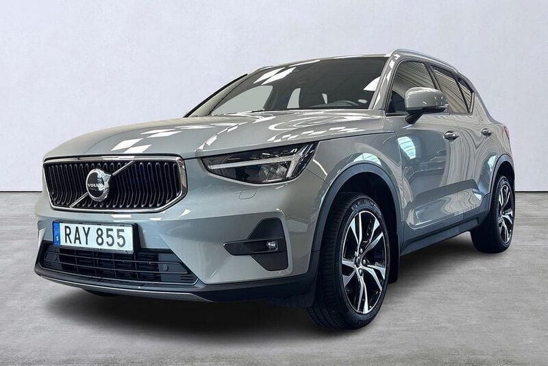Grå Begagnad 2023 Volvo XC40 Core SUV | 345 000 kr (Marknadspris) - Bild 1/4