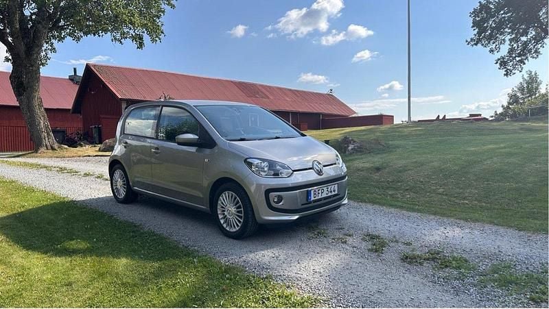 Silver Begagnad 2016 VW up! high up! Halvkombi | 76 000 kr (Marknadspris) - Bild 1/4