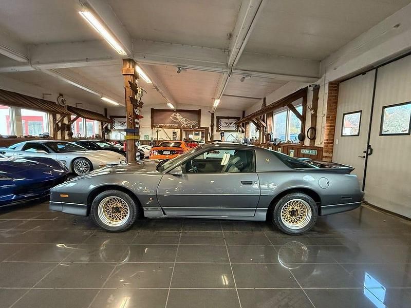 Begagnad Pontiac Firebird 214 HK (157 kW) 1987 Grå Sportkupé