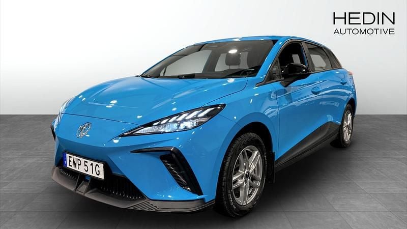Blå (blue) Begagnad 2023 MG MG4 EV Halvkombi | 244 900 kr (Marknadspris) - Bild 1/4