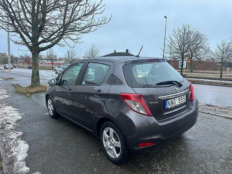 Begagnad Toyota Yaris Active 90 HK (66 kW) 2012 Grå Halvkombi