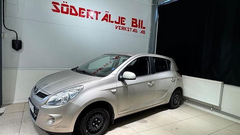 Begagnad Hyundai i20 Select 78 HK (57 kW) 2010 Silver Halvkombi
