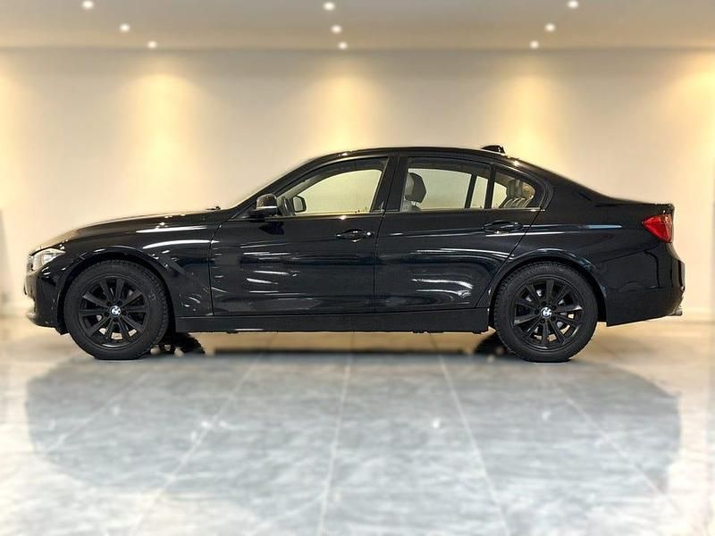 Svart Begagnad 2013 BMW 320 Sedan | 124 900 kr (Marknadspris) - Bild 1/4