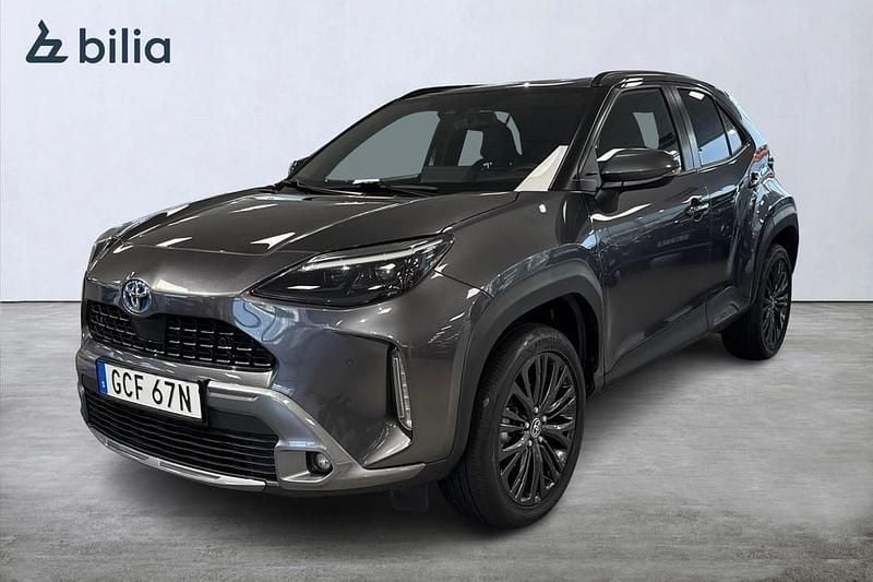 Mörkgrå (grå) Begagnad 2023 Toyota Yaris Hybrid SUV | 309 900 kr (Lite dyr) - Bild 1/3