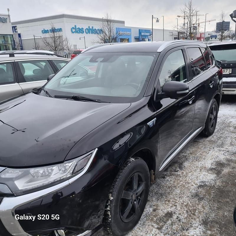 Begagnad Mitsubishi Outlander 203 HK (149 kW) 2018 Svart SUV