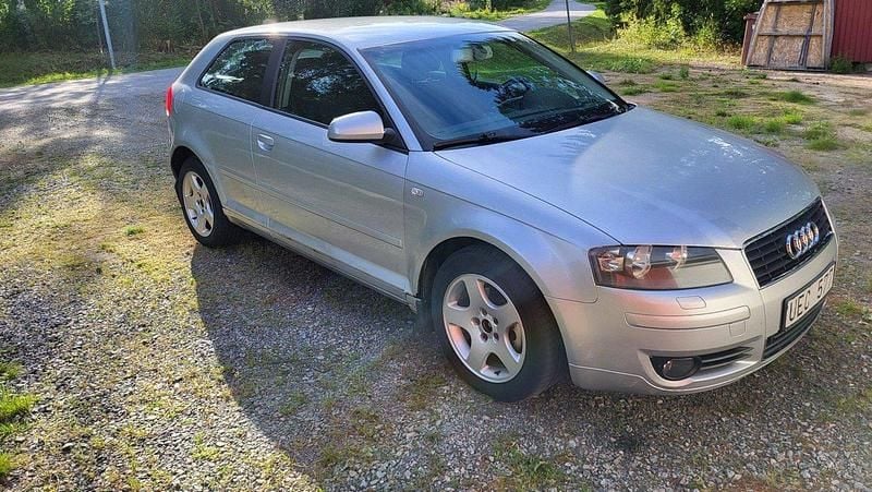 Silver Begagnad 2004 Audi A3 Attraction Halvkombi | 19 900 kr (Bra pris) - Bild 1/4
