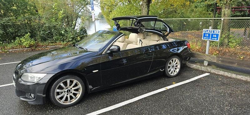 Svart Begagnad 2010 BMW 320 Cabriolet Comfort Edition Cab | 119 000 kr (Marknadspris) - Bild 1/4