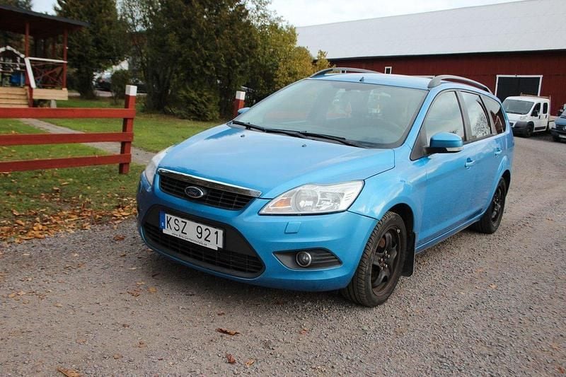 Blå Begagnad 2010 Ford Focus Platinum Kombi | 19 899 kr (Marknadspris) - Bild 1/4