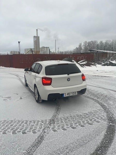 Begagnad 2015 BMW 118 Halvkombi | 119 000 kr (Marknadspris) - Bild 1/4