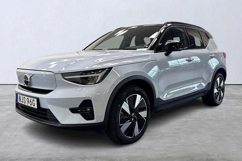 Ljusblå (blå) Begagnad 2023 Volvo XC40 Plus SUV | 394 500 kr (Superpris) - Bild 1/4