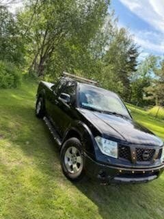 Svart Begagnad 2010 Nissan Navara Pickup | 70 000 kr (Marknadspris) - Bild 1/4