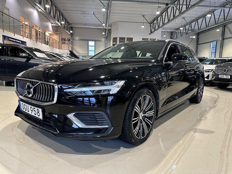 Svart Begagnad 2021 Volvo V60 Pro Kombi | 294 900 kr (Marknadspris) - Bild 1/4