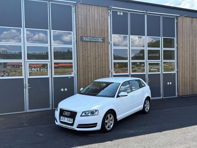 Vit Begagnad 2011 Audi A3 Sportback Attraction Halvkombi | 99 900 kr (Lite dyr) - Bild 1/4