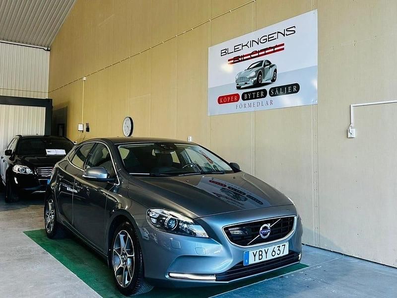 Grå Begagnad 2016 Volvo V40 Momentum Kombi | 109 900 kr (Marknadspris) - Bild 1/4