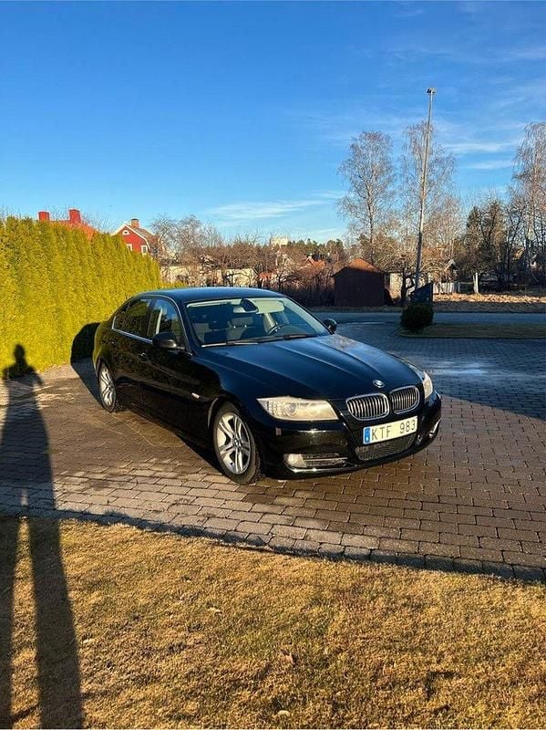Svart Begagnad 2011 BMW 325 Sedan | 45 000 kr (Superpris) - Bild 1/4
