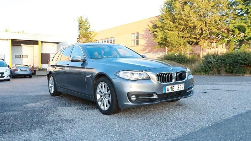 Grå Begagnad 2014 BMW 520 Kombi | 124 600 kr (Superpris) - Bild 1/4