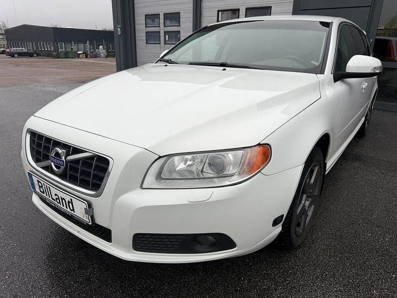 Vit Begagnad 2010 Volvo V70 Momentum Kombi | 59 900 kr (Marknadspris) - Bild 1/4