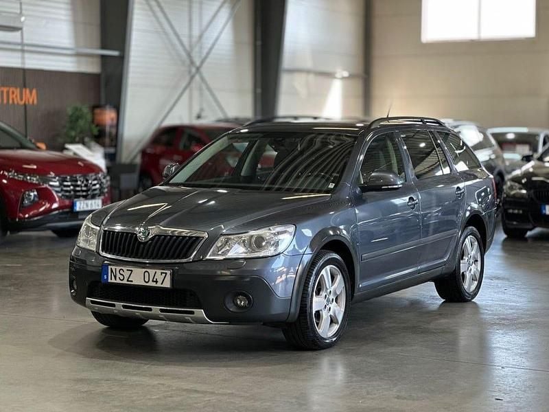 Mörkgrå Begagnad 2011 Skoda Octavia Scout Kombi | 49 900 kr (Marknadspris) - Bild 1/4