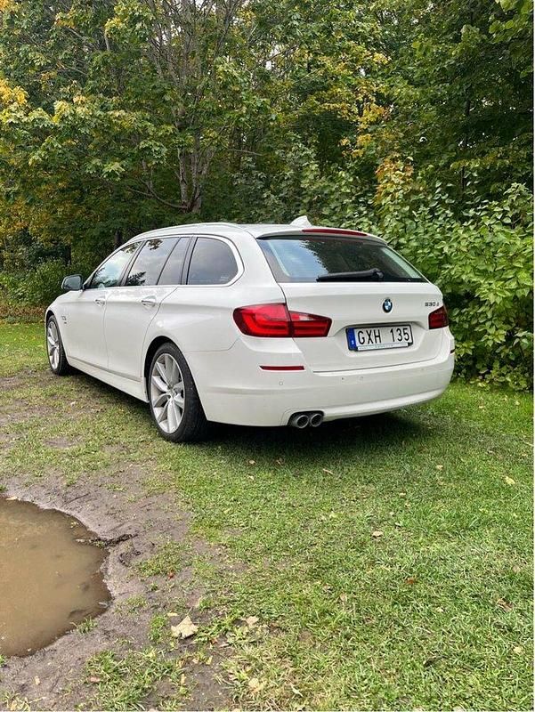 Vit Begagnad 2011 BMW 530 Kombi | 115 000 kr (Marknadspris) - Bild 1/3