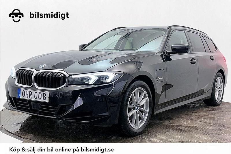 Svart Begagnad 2022 BMW 330e Kombi | 335 900 kr (Marknadspris) - Bild 1/3