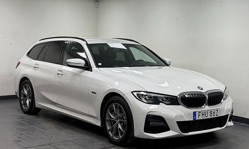 Begagnad BMW 330e M Sport 184 HK (135 kW) 2021 Vit Kombi