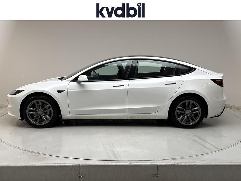 Begagnad Tesla Model 3 Standard Range 235 kW (320 HK) 2024 Vit Sedan