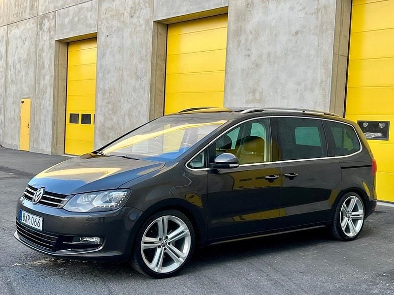 Begagnad VW Sharan 140 HK (102 kW) 2014 Mörkbrun Minibuss