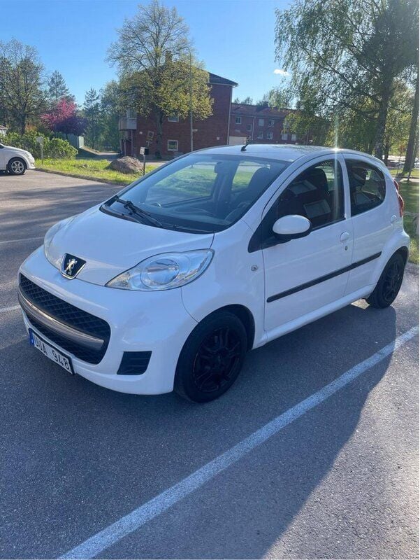 Vit Begagnad 2011 Peugeot 107 Halvkombi | 34 900 kr (Marknadspris) - Bild 1/4