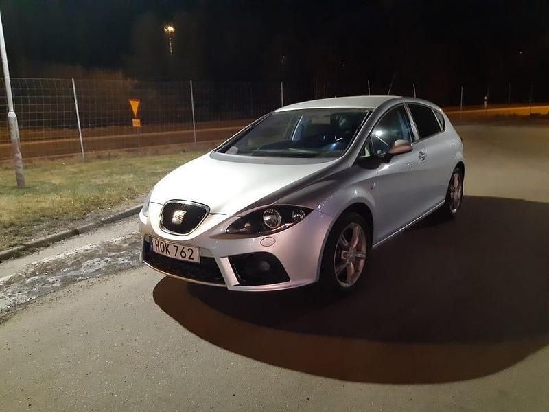 Silver Begagnad 2008 Seat Leon FR Halvkombi | 54 900 kr (Marknadspris) - Bild 1/2