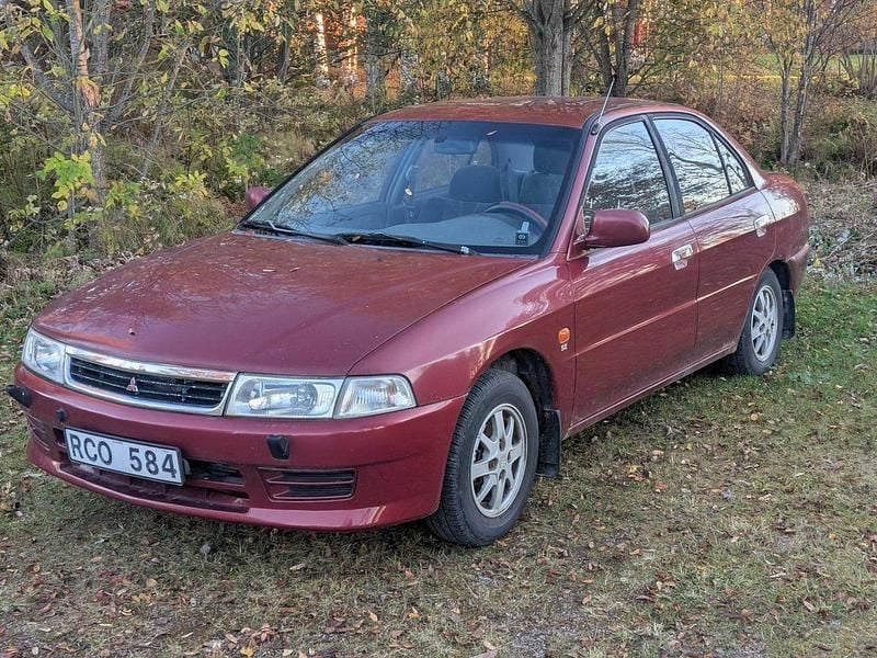 Röd Begagnad 2000 Mitsubishi Lancer Sedan | 17 000 kr - Bild 1/4
