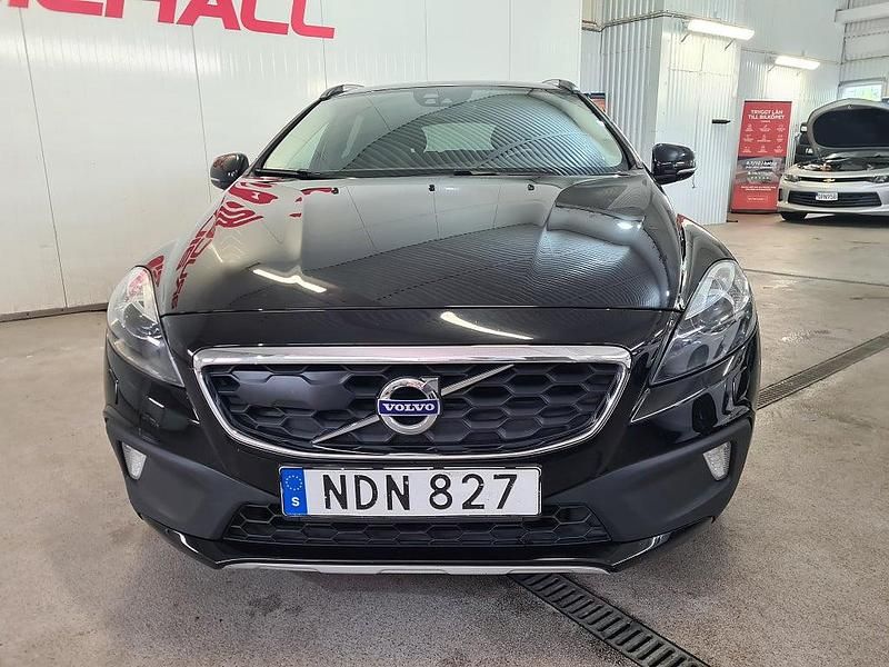 Begagnad Volvo V40 150 HK (110 kW) 2016 Svart Halvkombi