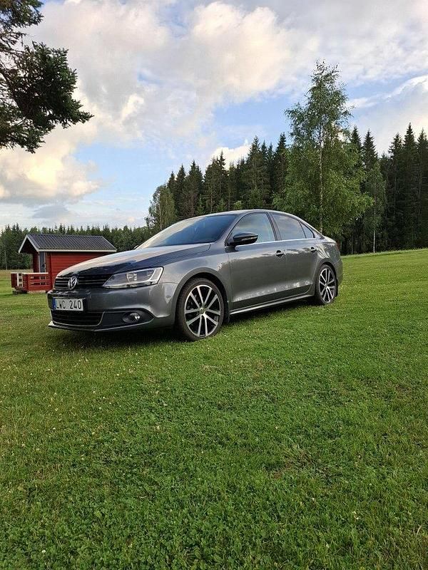 Grå Begagnad 2011 VW Jetta GT Sedan | 99 500 kr (Dyr) - Bild 1/4