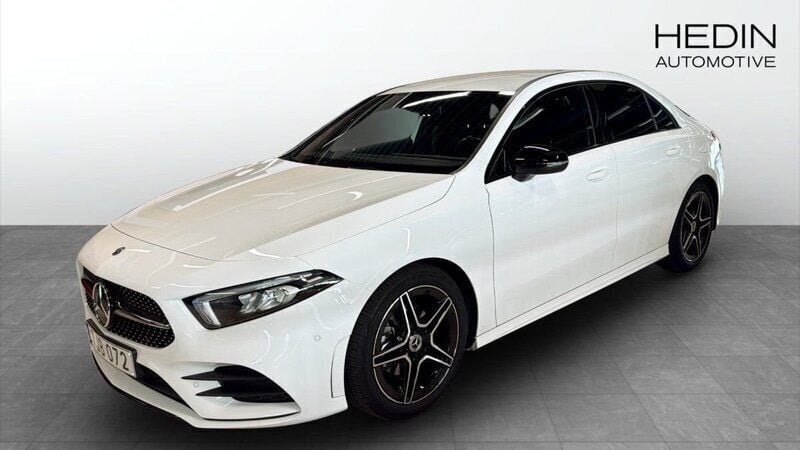 Vit (white) Begagnad 2022 Mercedes A200 AMG Sedan | 319 900 kr (Marknadspris) - Bild 1/4