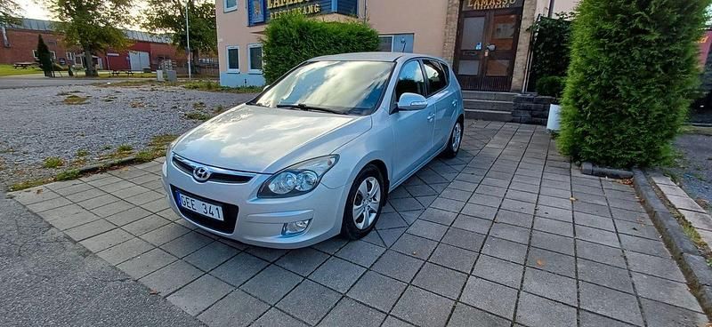 Silver Begagnad 2009 Hyundai i30 Halvkombi | 21 900 kr (Marknadspris) - Bild 1/4