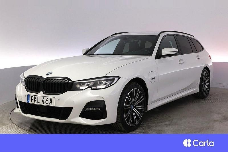 Vit Begagnad 2022 BMW 330e M Sport Kombi | 275 900 kr (Marknadspris) - Bild 1/2